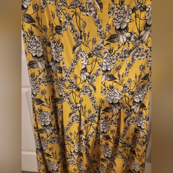 Max Studio - Picture 2 of 2